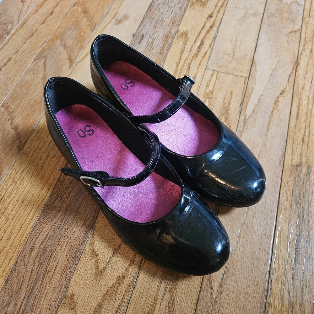 Girl's heeled dress shoes